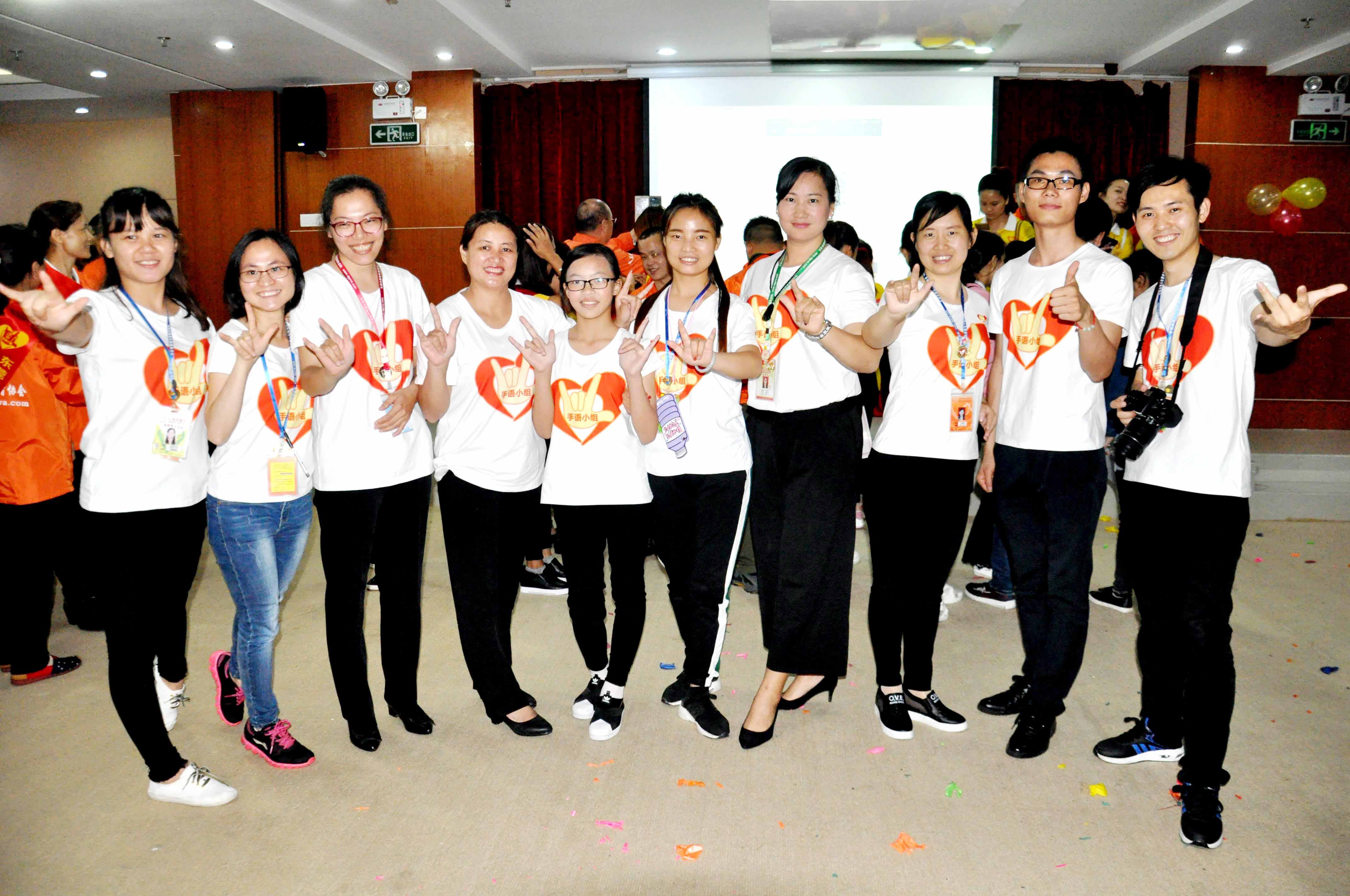 接到手语大赛主持人这个角色我就开始茫碌了起来,写主持稿串词,在心里